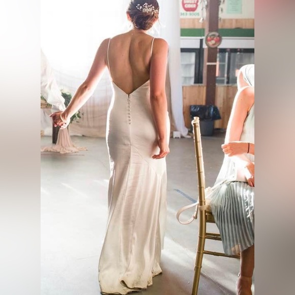 Elliatt aisle dress - includes bridal cape - Picture 1 of 7